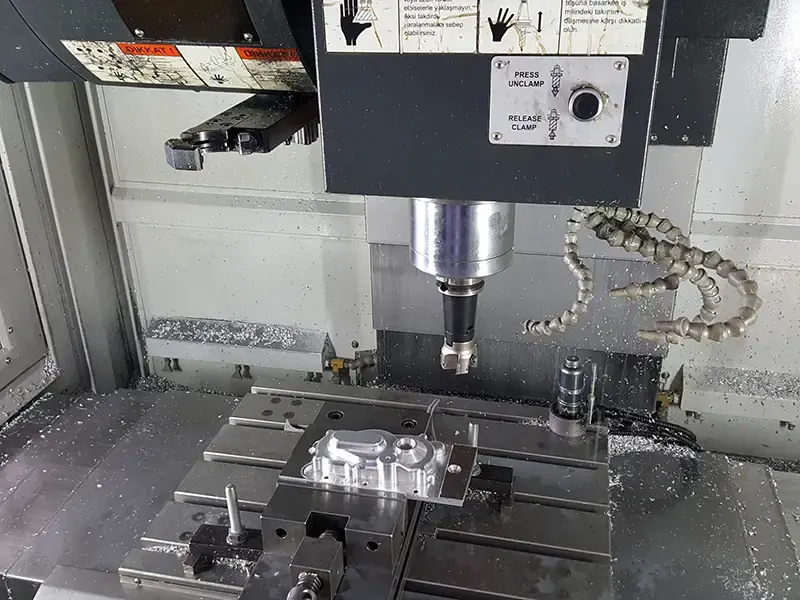 CNC dik işleme merkezinde frezelenen parça