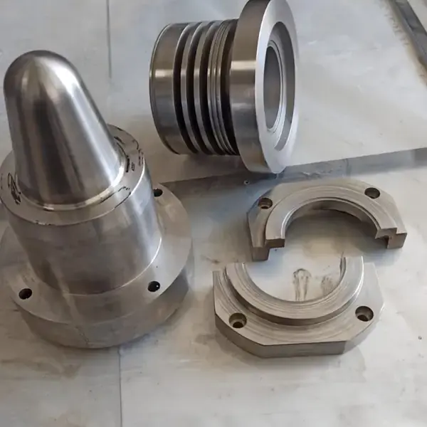 CNC tornada işlenmiş çelik parçalar