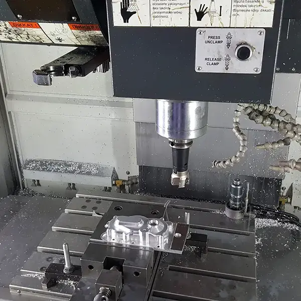 CNC dik işleme merkezinde frezeleme