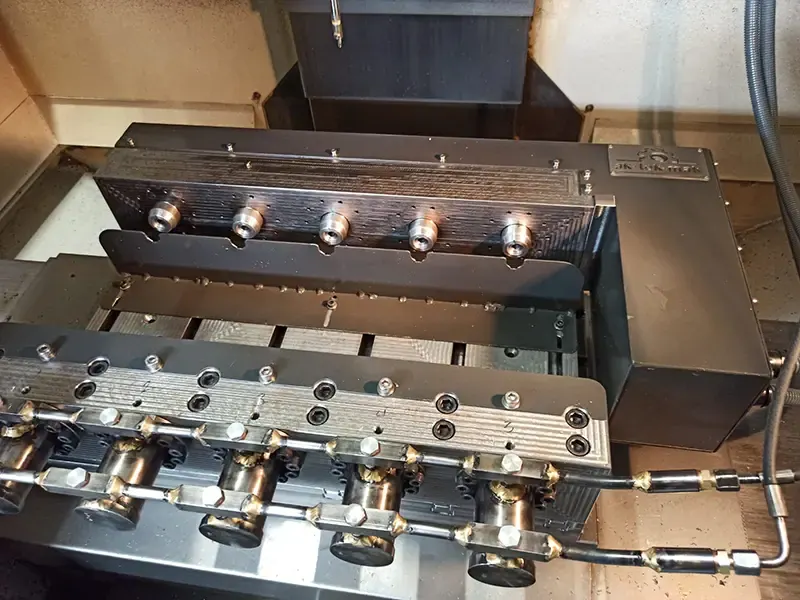 CNC tezgâhında işlenen çok gözlü kalıp