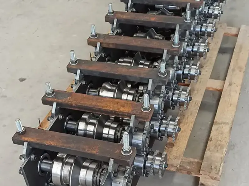 Seri üretilmiş makine aksamları palet üzerinde